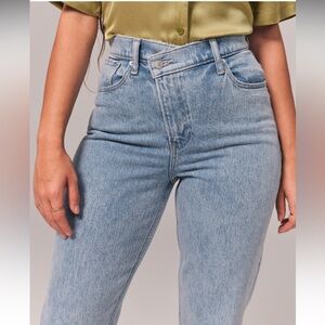 A&F Curve Love Ultra High Rise 90’s Straight Jean